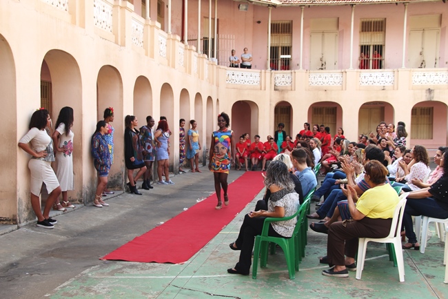 À vontade, Priscilla Honorato desfila a coleção Libertees e não poupa sorrisos à plateia. Foto: Franciele Xavier (SEE/MG)
